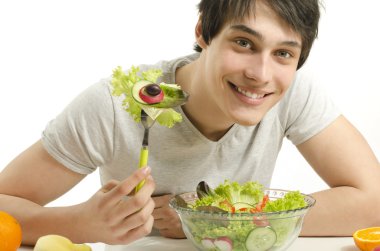 mükemmel bir diyet için organik sağlıklı salata yiyen adam. sağlıklı bir yaşam için yeşil yiyecek