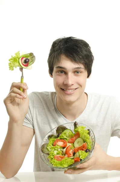 完璧な食事のための有機健康サラダを食べている男。緑色食品健康的な生活 — ストック写真