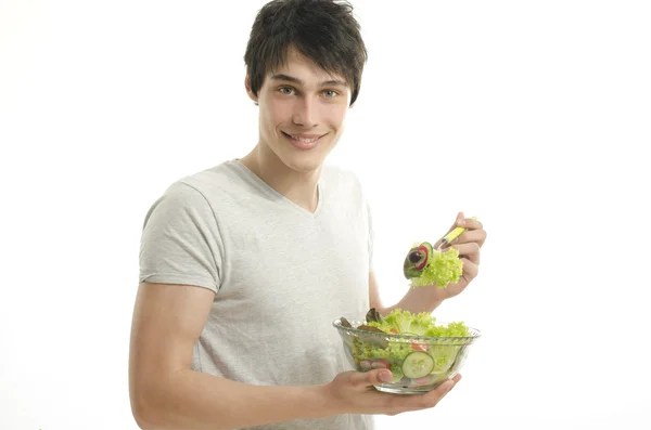 Homem medindo seu bíceps com um centímetro enquanto come salada saudável orgânica para uma dieta perfeita. Comida verde para uma vida saudável — Fotografia de Stock