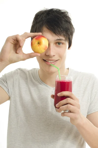 Hombre preparando un batido rojo de manzanas biológicas, comiendo sano para una vida activa —  Fotos de Stock