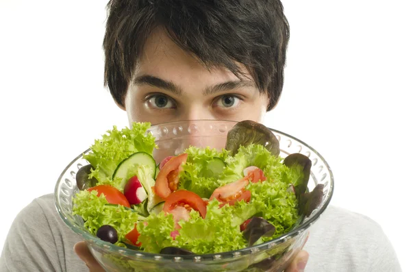 Mannen äter ekologisk frisk sallad till en perfekt kost. Grön mat för ett hälsosamt liv — Stockfoto