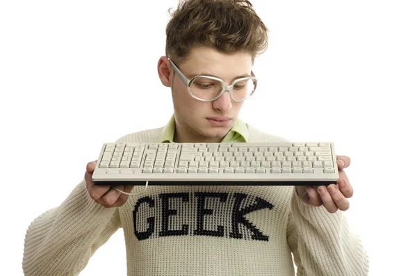 Geek hrát videohry s klávesnicí, hráč nosí dioptrické brýle — Stock fotografie
