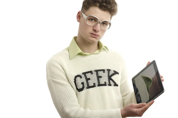 Geek usando anteojos usando una tableta, jugador jugando videojuegos en un dispositivo portátil — Foto de Stock