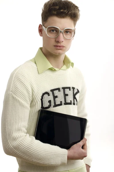 Geek nošení brýlí pomocí tablet, gamer, hraní videoher na přenosné zařízení — Stock fotografie