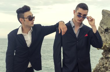 iki genç işadamı moda sahilde poz ve onların tatil keyfi