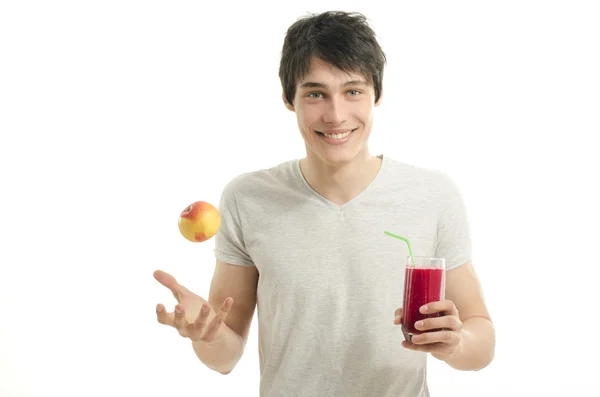 Hombre preparando un batido rojo de manzanas biológicas, comiendo sano para una vida activa, haciendo dieta —  Fotos de Stock