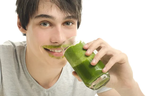 Hombre bebiendo un batido orgánico, comiendo sano para una vida activa, haciendo dieta —  Fotos de Stock