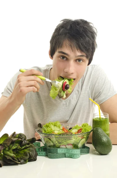 Άνθρωπος που τρώει τα οργανικά υγιή σαλάτα για μια τέλεια διατροφή. πράσινα τρόφιμα για μια υγιή ζωή — Φωτογραφία Αρχείου