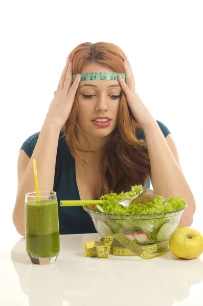 Femme avec un centimètre sur la tête pensant à suivre un régime tout en mangeant de la salade bio saine pour un corps parfait. Aliments verts pour une vie saine — Photo