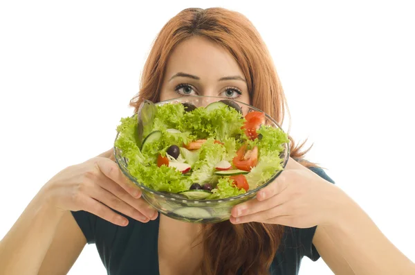Szczęśliwa kobieta jedzenie sałatka ekologicznej. kobieta utrzymanie diety z zieloną sałatą. zamknąć oczy młoda kobieta trzyma miseczka sałatki organicznych, zdrowego odżywiania — Zdjęcie stockowe