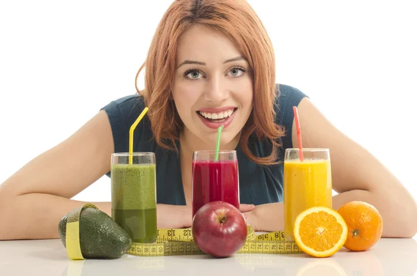 Mujer feliz sosteniendo delante de sus tres batidos diferentes. Joven alegre comiendo ensalada saludable, frutas, jugo de naranja y batido verde —  Fotos de Stock