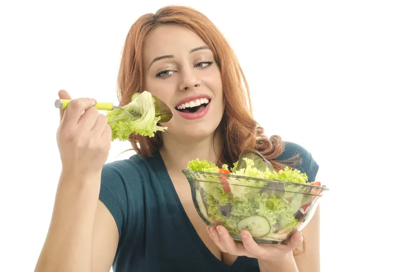 Glad kvinna äta ekologisk sallad. kvinna att hålla en kost med grönsallad — Stockfoto