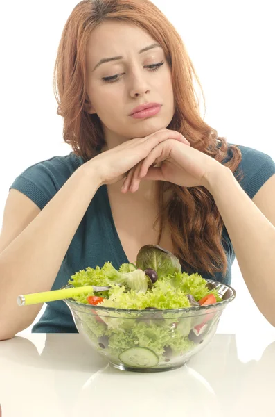 Mujer comiendo ensalada orgánica, es difícil adelgazar con una dieta. Mujer llevando una dieta con ensalada verde —  Fotos de Stock
