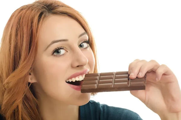 Ευτυχισμένη γυναίκα τρώει ένα yummy σοκολάτα και έχοντας λίγη ζάχαρη για μια δραστήρια μέρα — Φωτογραφία Αρχείου
