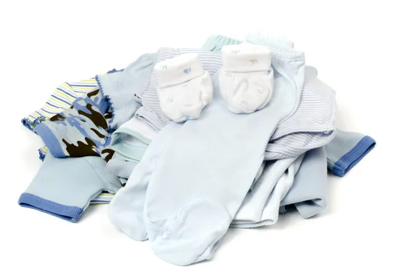 가까이 블루 스택 흰색 절연 깨끗 한 아기 옷 핑크 onesie 장갑, 바지, 블라우스, 신발 — 스톡 사진