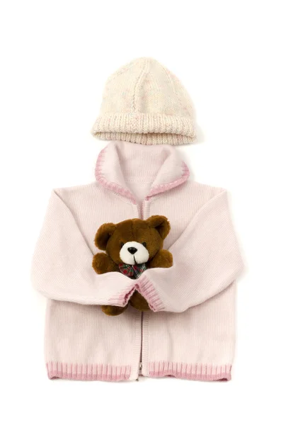 Nahaufnahme einer Baby-rosa Bluse, eines Mützes und eines braunen Teddybären isoliert — Stockfoto