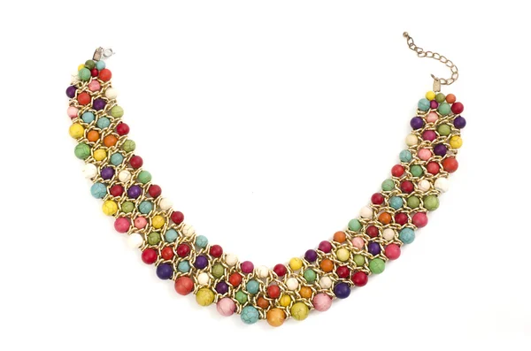 Feche com um colar feito de pérolas coloridas isoladas — Fotografia de Stock