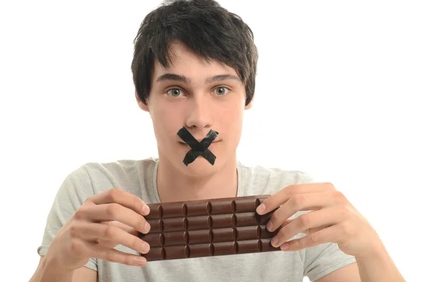 Hombre molesto prohibido comer un delicioso chocolate y tener un poco de azúcar para un día activo — Foto de Stock