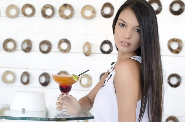 Woman drinking a cocktail on the beach at a party — Stock Photo, Image