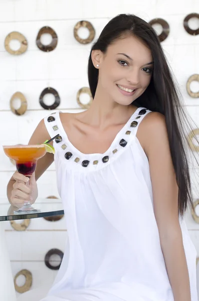 Женщина пьет коктейль на пляже на вечеринке — стоковое фото