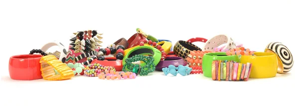 Gros plan sur de nombreux bracelets colorés et plongés, à la mode avec différents bijoux — Photo