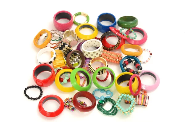 Close up su molti bracciali variopinti e variopinti, beeing alla moda con gioielli diversi — Foto Stock