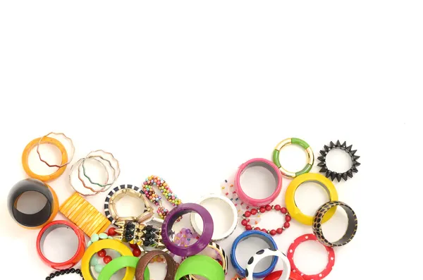 Close up su molti bracciali variopinti e variopinti, beeing alla moda con gioielli diversi — Foto Stock