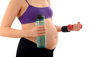 Karın kapatın. Kadın pembe halterle eğitim bebek bekliyor