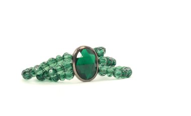 Yeşil kolye ile izole kapatmak