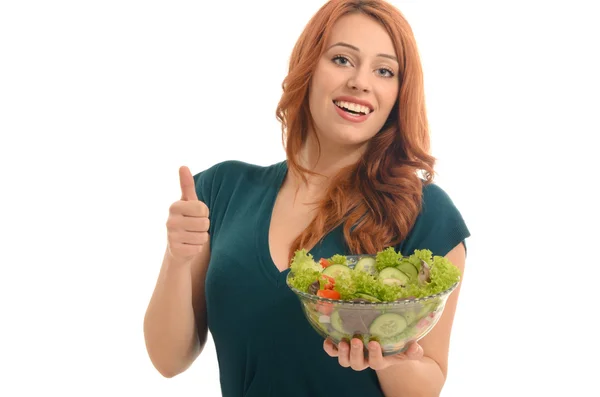 Donna felice che mangia insalata biologica. Donna che mantiene una dieta con insalata verde — Foto Stock