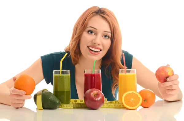 Mujer feliz sosteniendo delante de sus tres batidos diferentes. Joven alegre comiendo ensalada saludable, frutas, jugo de naranja y batido verde —  Fotos de Stock