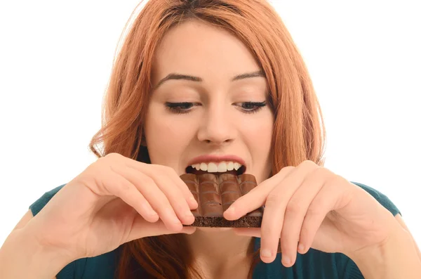 Mujer feliz comiendo un delicioso chocolate y teniendo un poco de azúcar para un día activo —  Fotos de Stock
