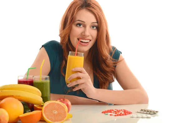 Kadın ilaçlar ve vitamin hapları ve sağlıklı doğal meyve suları tercih organik bir smoothie arasında seçme — Stok fotoğraf