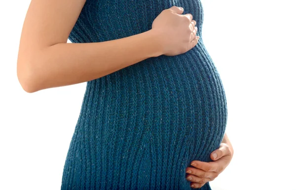 Cerca de la barriga embarazada. Mujer esperando un bebé con un vestido verde — Foto de Stock