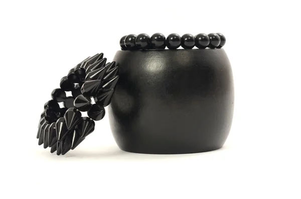 Close up su tre bracciali neri, braccialetto con punte — Foto Stock