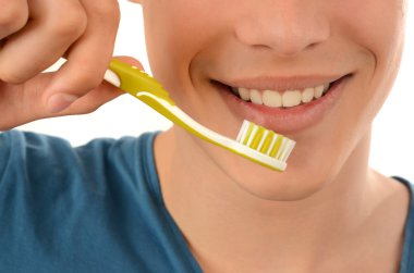 sabah rutin diş yıkama. yakışıklı genç gülümseyen ve diş fırçası tutan güzel dişler.