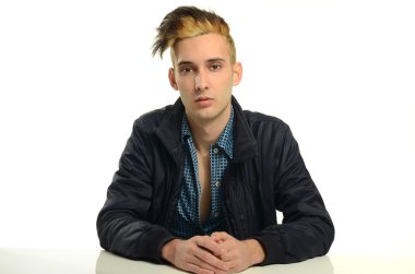 Yangın, saçları siyah bir ceket giymiş güzel esmer erkek saç modeli