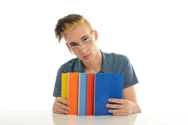 Estudiante con anteojos estudiando para la escuela, hombre sosteniendo muchos libros para leer, friki con peinado loco — Foto de Stock