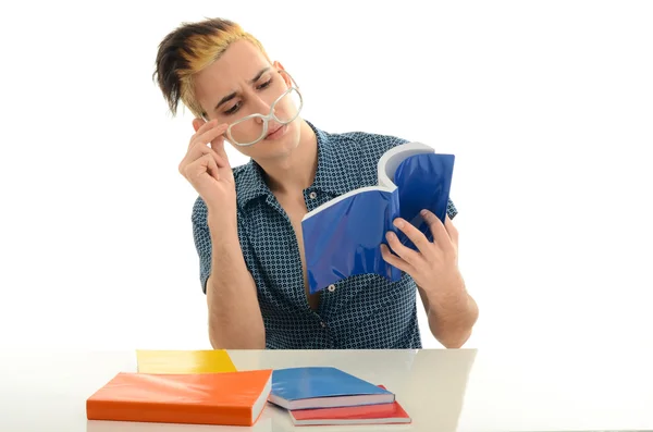 Student met brillen studeren voor school, man met vele boeken voor het lezen, geek met gek kapsel — Stockfoto