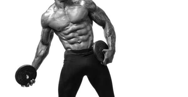 Bodybuilder κατάρτισης με βαρύ αλτήρα. ισχυρός άνδρας με τέλειους κοιλιακούς, τους ώμους, δικέφαλου, τρικέφαλος μύς και στο στήθος. απομονώνονται σε λευκό φόντο — Φωτογραφία Αρχείου