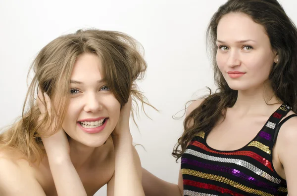 Two beautiful women, one brunette and one blonde posing fashion — Stock Photo, Image