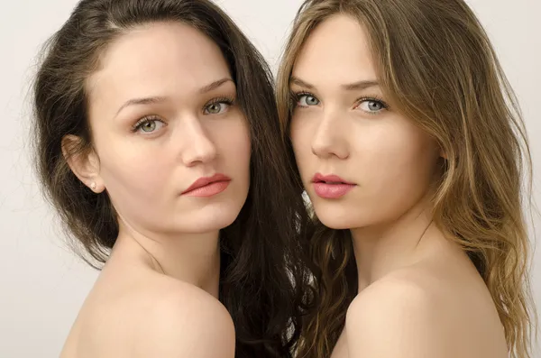 Two beautiful women, one brunette and one blonde posing fashion — Stock Photo, Image