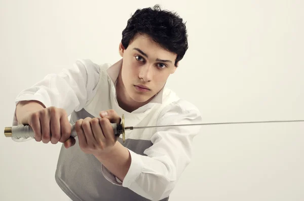 Hombre vestido de blanco sosteniendo una katana, joven hermoso niño aprendiendo a luchar con una espada —  Fotos de Stock