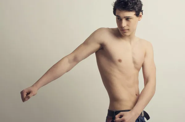 Jeune homme très maigre, beau garçon mince, corps anorexique — Photo