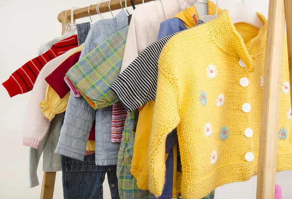 Soyunma Dolabı giysileri ile yeni doğan, çocuklar, bebekler mavinin tüm tonları tam hangers.wardrobe üzerinde bir turuncu kıyafet, Ayakkabı, Aksesuar ve oyuncaklar düzenlenmiştir.