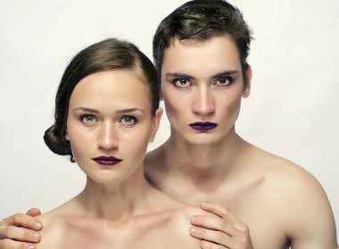 erkek ve kadın moda poz çıplak, giyen adam bir drag queen ve güzel bir kadın karşılaştırma makyaj,