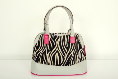 siyah-beyaz zebra desen çanta pembe ile. hayvan baskı çanta.