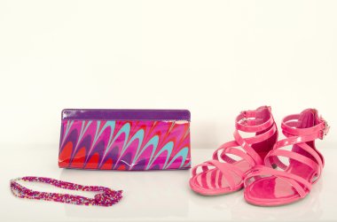 fucsia sandal-Aksesuar eşleme ile. pembe yaz sandalet çanta ve takı.