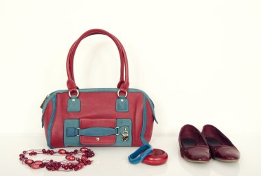 kolye, bilezik ve daire eşleşen kırmızı ve mavi çanta.
