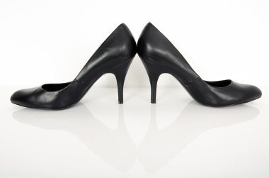 yüksek topuk siyah kadın ayakkabı.